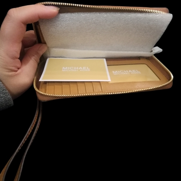 MICHAEL KORS WALLET - Picture 2 of 3